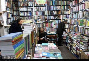 فروشگاه ها به ترویج خرید کتاب در سبد خانوارها کمک کنند