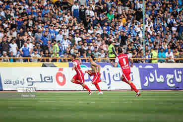 رقص پرچم‌های سرخ بر فراز آسمان پایتخت؛ پرسپولیس با فتح دربی به صدر رسید