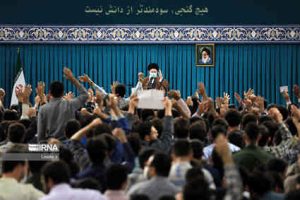 روایت ایرنا از حاشیه‌های دیدار دانشجویان با رهبر معظم انقلاب؛ دیدار دانشجویی با چاشنی جشن تولد! / تریبون آزاد نقد دانشجویی در حسینیه امام خمینی (ره)