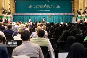 در دیدار خانواده معظم شهدا؛ رهبر انقلاب: اهالی هنر و رسانه در زنده‌نگه‌داشتن هنرمندانه یاد شهدا تلاش کنند