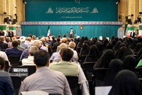 در دیدار خانواده معظم شهدا؛ رهبر انقلاب: اهالی هنر و رسانه در زنده‌نگه‌داشتن هنرمندانه یاد شهدا تلاش کنند