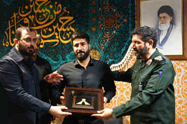 اعطای نشان آزادی ملت ایران به خادم شاهچراغ