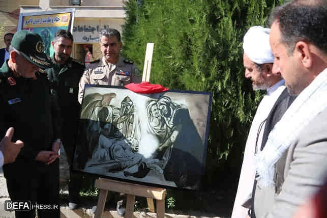 رونمایی از  تابلوی ” ماه در خون” اثر  ” یاسر رحیمی” در هفته دفاع مقدس