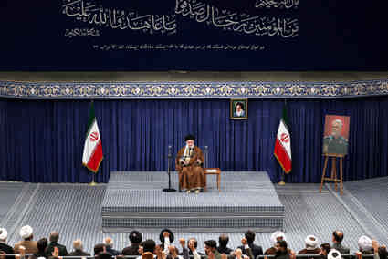 در دیدار جمعی از مردم استان‌های کرمان و خوزستان؛ رهبر انقلاب: میدان انتخابات برای رقابت باز باشد/کمک به صهیونیست‌ها، جنایت و خیانت است