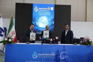 در نخستین نمایشگاه «پتروکم»؛ بانک صادرات ایران با هلدینگ خلیج فارس تفاهم‌نامه توسعه همکاری امضا کرد