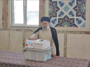 رئیس جمهور پس از ثبت رای در حوزه انتخابیه تهران؛ آیت الله رئیسی: مجلس و دولت قوی، می‌تواند ایران قوی را رقم بزند