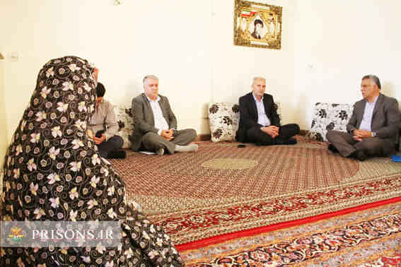 سرکشی مدیرکل زندان‌های استان ایلام از خانواده زندانیان نیازمند