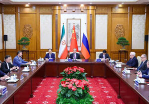 ترامپ مذاکرات چندجانبه با ایران را نمی‌پذیرد/ خشم واشنگتن از حمایت پکن و مسکو از تهران