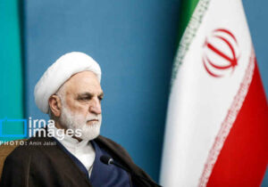 حضور حجت‌الاسلام والمسلمین محسنی اژه‌ای در منزل شهید رئیسی