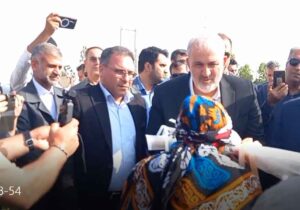 فیلم / وزیر نیرو وارد دهلران شد؛ آغاز احداث ۱۰۰ مگاوات نیروگاه خورشیدی و امضای تفاهم‌نامه ۲۷۰ مگاواتی