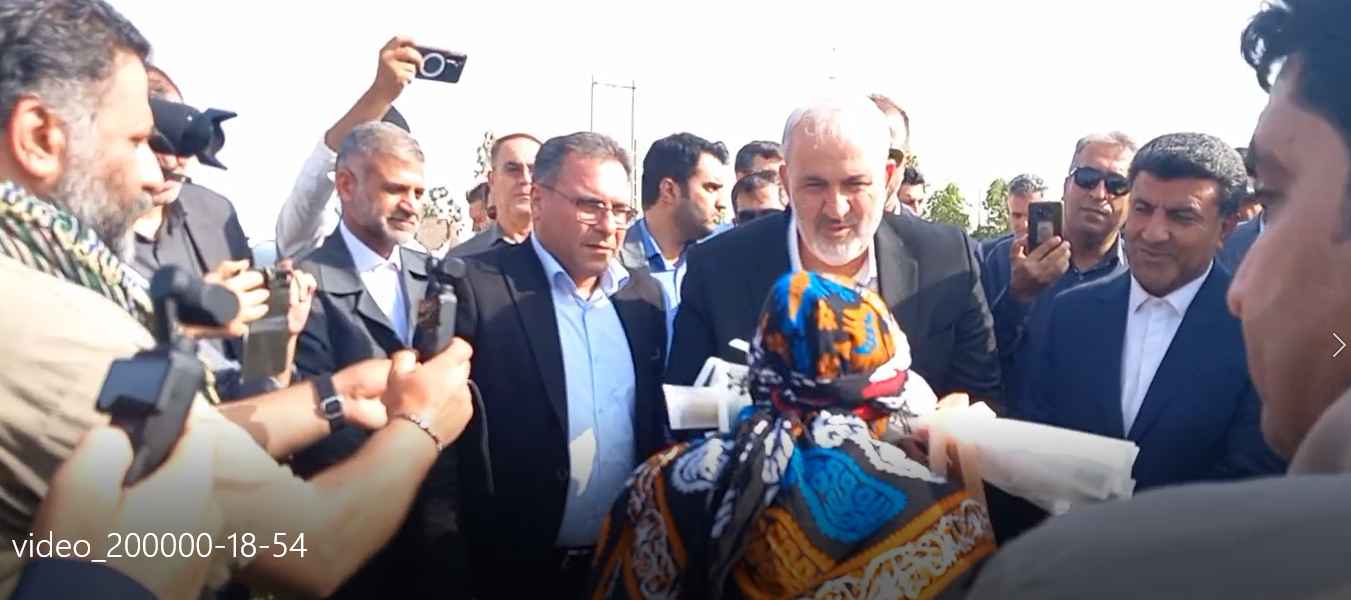 فیلم / وزیر نیرو وارد دهلران شد؛ آغاز احداث ۱۰۰ مگاوات نیروگاه خورشیدی و امضای تفاهم‌نامه ۲۷۰ مگاواتی