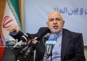 ظریف: حضور بی‌باکانه رهبر انقلاب، القائاتِ دروغ مزدوران را نقش بر آب کرد