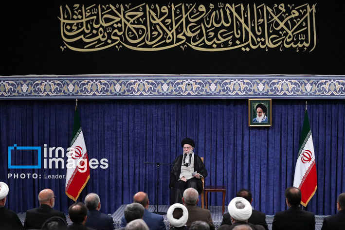 رهبر انقلاب: ملت با جهت‌گیری‌های گوناگون سیاسی و وزن متفاوت مذهبی پای ایران ایستاد