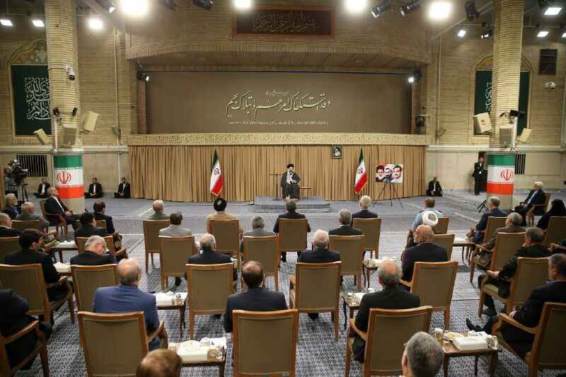 قدردانی ویژه رهبر انقلاب از رئیس جمهور و دولت/ معیشت مردم مهمترین مسئله است