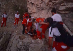 نجات جان دو گردشگر در دره «ویژدرون» با تلاش نجاتگران هلال‌احمر ایلام