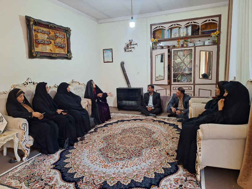 تجلیل مدیرکل کتابخانه‌های عمومی استان و مدیرکل کانون پرورش فکری کودکان و نوجوانان از مادر شهید نورمحمد بابایی