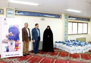 اهدای بسته‌های نوشت‌افزار به دانش‌آموزان کم برخودار ایلامی