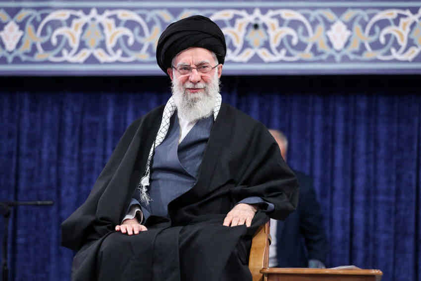 رهبر انقلاب: خطرناک‌تر از ناو، سلاحی است که آن را به قعر دریا می‌فرستد