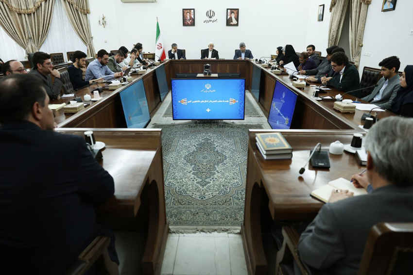 عارف: ارزش پرخاش یک دانشجو برای من بیشتر از تکریم افراد است