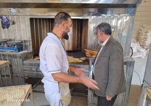 بازدید فرماندار ایلام از نانوایی‌های سطح شهر و گفت‌وگو با مردم