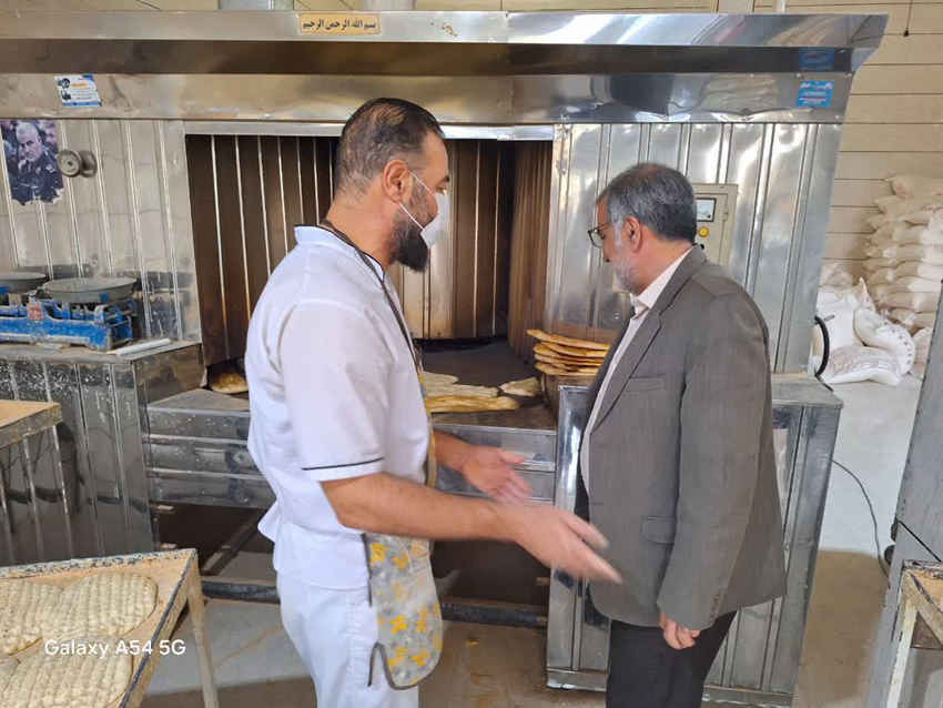 بازدید فرماندار ایلام از نانوایی‌های سطح شهر و گفت‌وگو با مردم