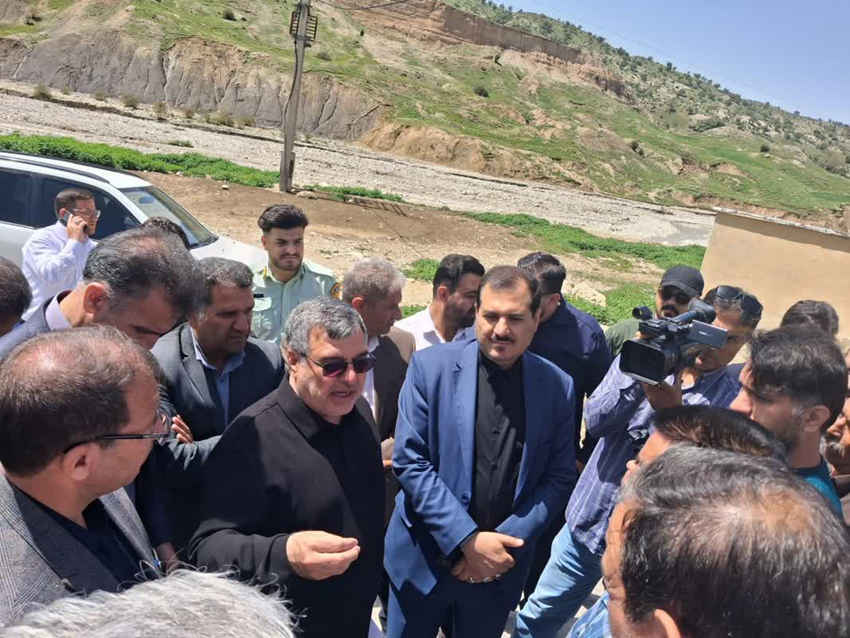 خدمت جهادی در جبهه خادمان ارتباطات به مردم همچنان ادامه دارد / دیدار مدیر مخابرات منطقه ایلام با مردم غیور و مرزدار بخش بولی از توابع شهرستان چوار