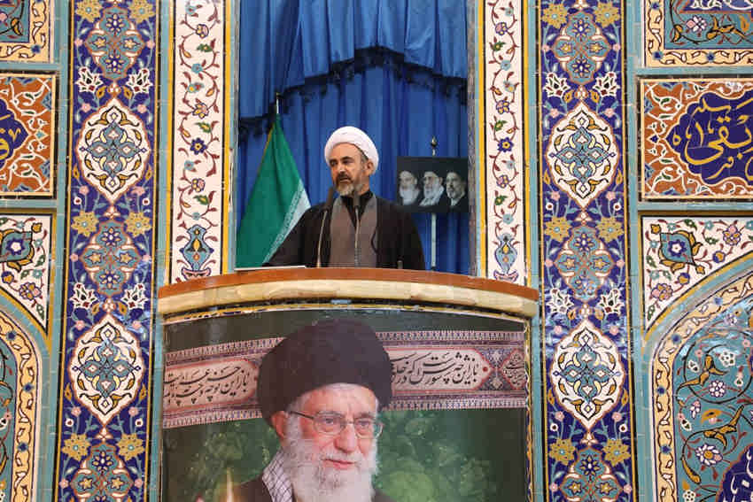 خطیب جمعه ایلام: یاری خداوند و ایستادگی ملت هیمنه آمریکا را شکست