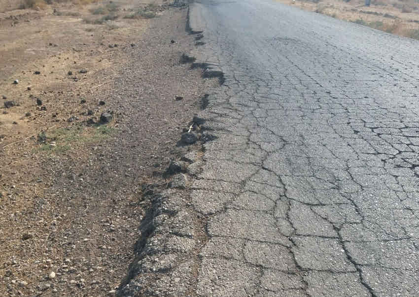 اضافه‌بار کامیون‌ها جان جاده‌های ایلام را می‌گیرد