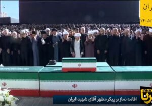 اقامه نماز بر پیکر مطهر مجاهد شهید امام خامنه‌ای و خانواده ایشان + فیلم