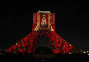 تصویر و حماسه بدرقه رهبر شهید بر برج آزادی نقش بست