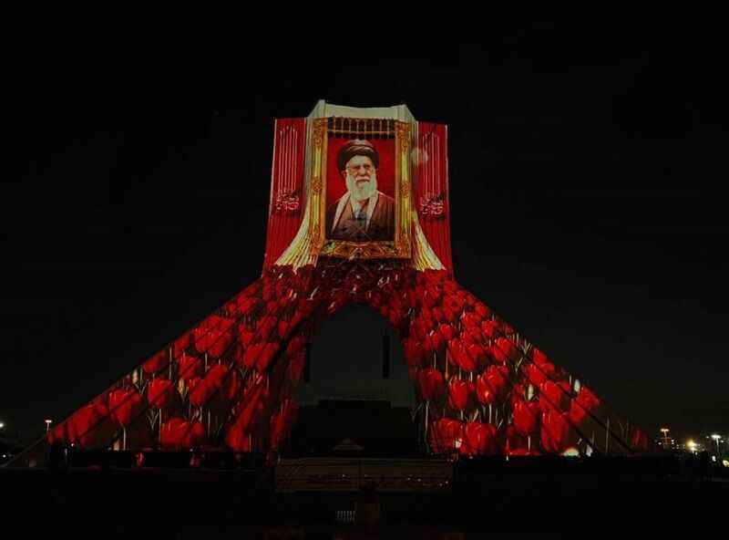 تصویر و حماسه بدرقه رهبر شهید بر برج آزادی نقش بست