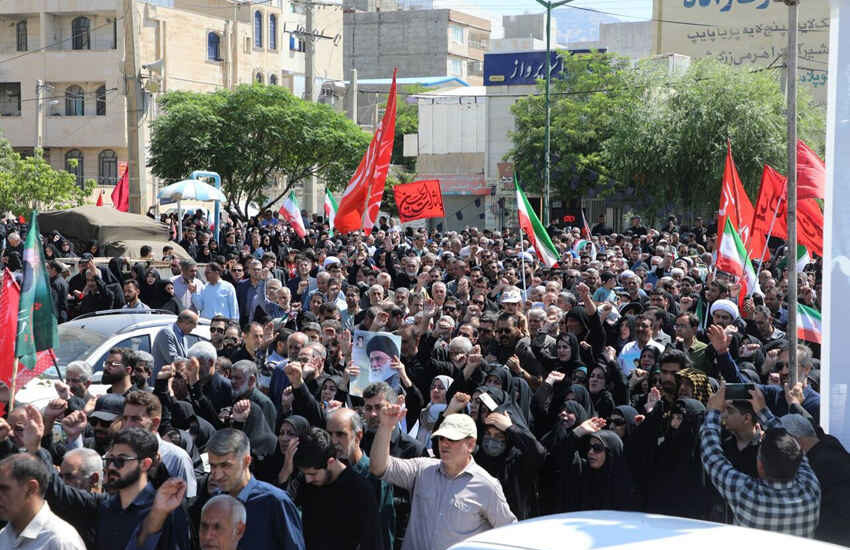اشک و ماتم جاماندگان تشییع پیکر رهبر شهید در ایلام + فیلم