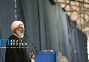 خطیب نماز جمعه تهران: انتقام خون امام شهید تا خروج آمریکا از منطقه و زوال رژیم صهیونیستی ادامه خواهد داشت