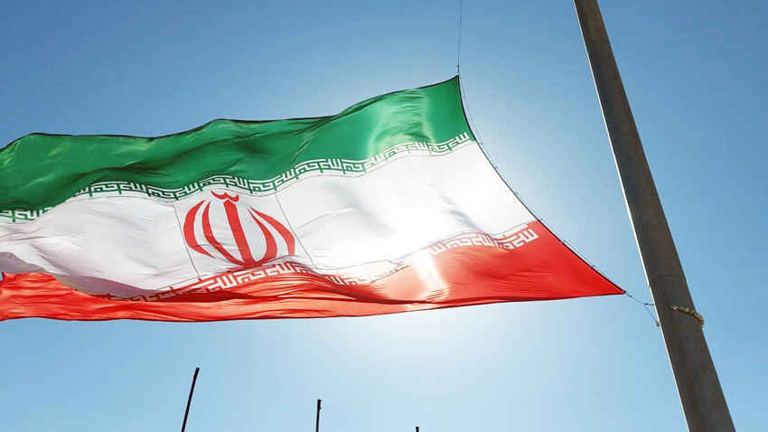 بزرگترین پرچم غرب کشور در صالح‌آباد مهران به اهتزاز درآمد